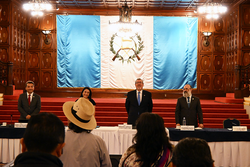 Gobierno y autoridades indígenas abordan política de pueblos indígenas y bonos de carbono